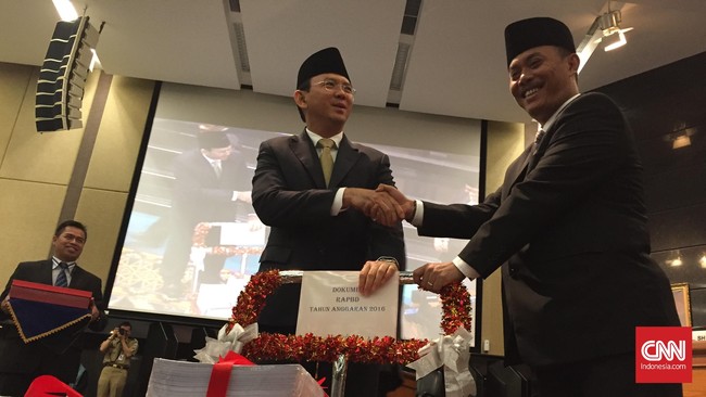 Gubernur DKI Jakarta Basuki Tjahaja Purnama atau Ahok berencana meminjam dana ke bank untuk BUMD DKI Jakarta.