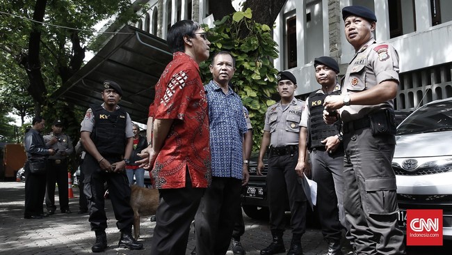 Masalah lalu lintas di Jl. Katedral yang memisahkan Kompleks Katedral dan Masjid Istiqlal menjadi perhatian publik yang berada di sekitar area itu.
