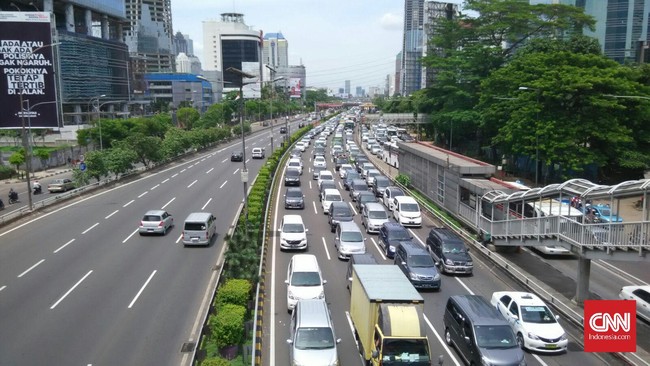 Macet diduga disebabkan banyaknya kendaraan pribadi yang masuk ke tol untuk menikmati libur selama empat hari ke depan. 