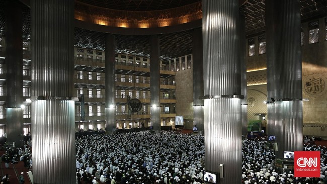 Meski ibadah Salat Jumat akan digelar di Masjid Istiqlal, ibadah Misa di Gereja Katedral tetap dilaksanakan.