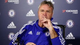 Hiddink Lempar Topi dalam Bursa Pelatih Inggris