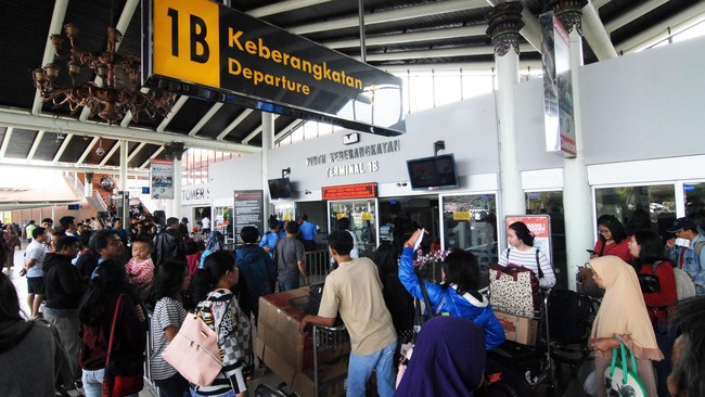 AP II menyiapkan jalur khusus keberangkatan penumpang tanpa harus ribet menujukkan kartu identitas dan boarding pass mulai Januari 2022.