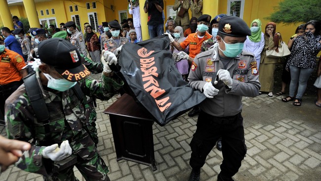 Total sudah 103 orang korban ditemukan. Hanya 40 yang selamat, sementara 63 lainnya tewas dan 13 lainnya belum ditemukan.