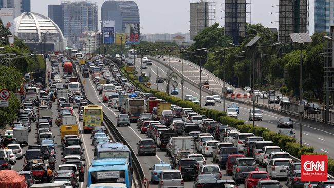 Jalur Menuju Puncak Ditutup, Warga Diimbau Lalui Ciawi Padatnya kendaraan membuat kemacetan terjadi di jalur Puncak. Polisi memutuskan menutup arus menuju Puncak dan membuka kembali pada pukul 20.00 WIB ini.