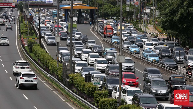 Truk jenis Fuso itu terguling di dekat parit sebelah kiri sebelum gerbang tol keluar Karawang Barat. Kemacetan terjadi sejak KM 41.