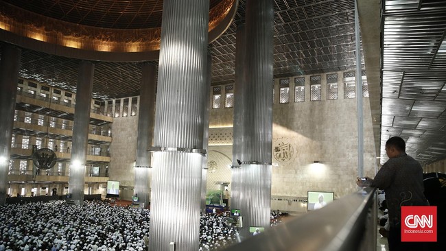 Paspamres melakukan pengamanan dalam  berlangsung nya acara Maulid Nabi di Masjid Istiqlal, Jakarta, Kamis, 24 Desember 2015. Maulid Akbar Majelis Rasullulah yang biasanya di selanggarakan di Monas kali ini di Masjid Istiqlal.CNN Indonesia/Andry Novelino.