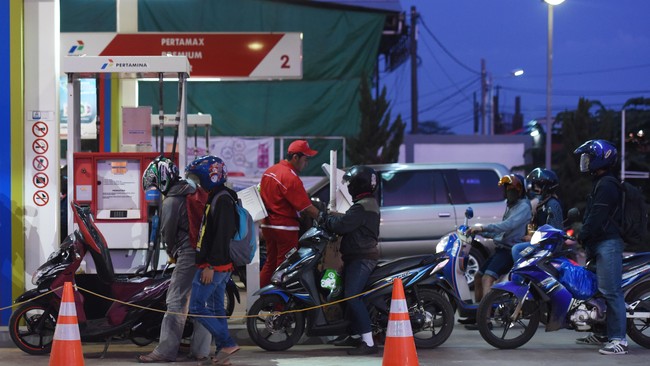 Dorongan inflasi Desember akibat naiknya sejumlah harga bahan pangan diyakini Menko Perekonomian Darmin Nasution akan berhasil diredam penurunan harga BBM.