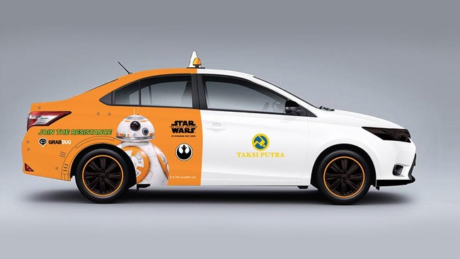 Sebanyak 500 unit mobil GrabTaxi dan motor GrabBike didesain untuk menampilkan karakter Stormtrooper dan BB-8 mulai 23 Desember 2015 sampai 1 Januari 2016.