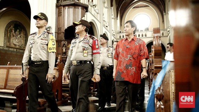 Gubernur Ahok memantau pelaksanaan ibadah Natal di empat gereja yang ada DKI Jakarta didampingi oleh Kapolda dan Pangdam Jaya.