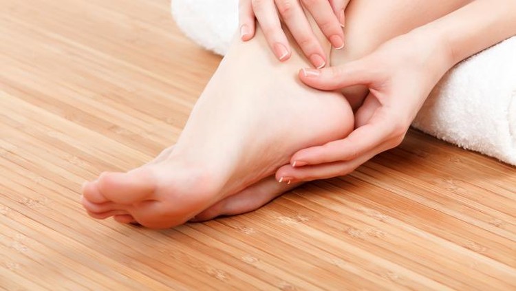 Saat hamil, salah satu keluhan yang bisa dialami ibu adalah kaki bengkak. Begini tips mengatasinya, Bun.