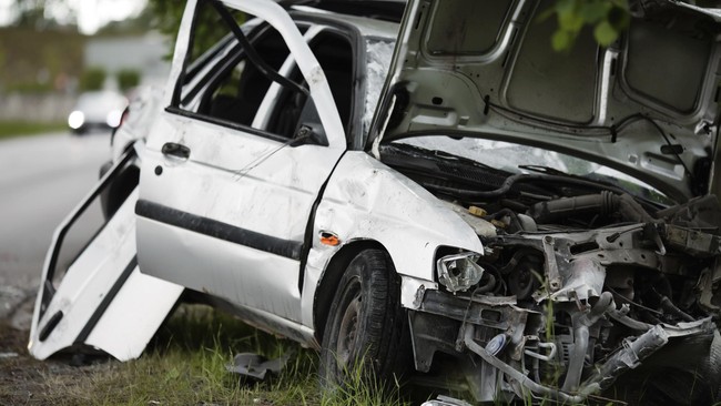 Riki Agung Prasetyo, pengemudi mobil Toyota Fortuner yang mengalami kecelakaan usai menghabiskan malam di lokalisasi Kalijodo, dituntut enam tahun penjara.