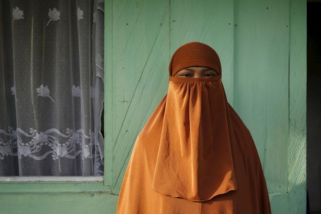 Perempuan 'ISIS-ers' dalam Jaringan Terorisme Peran perempuan dalam jaringan terorisme tak bisa dianggap remeh dan kian menjadi ancaman di Indonesia. Mulai dari peran pendukung hingga menjadi 'pengantin'.