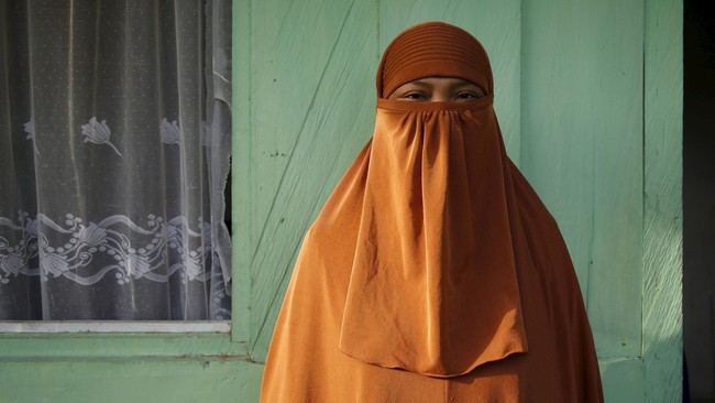 Tiga perempuan itu merupakan istri dari Santoso, Basri, dan Ali Kalora, tiga petinggi kelompok teroris yang terus diburu polisi.