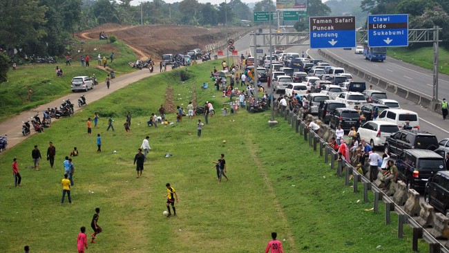 Kendaraan arah Puncak dialihkan melalui jalur arteri yang mengarah ke Sukabumi. Sementara kendaraan yang berasal dari Puncak tetap diizinkan melintas.