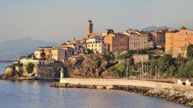 Aksi yang awalnya untuk mendukung polisi korban kekerasan berakhir menjadi serangan Islamofobia terhadap sebuah mushola di pulau Corsica.