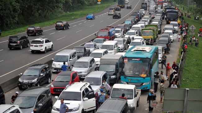 Anggota Polres Bogor, IPTU Anaga meminta masyarakat yang berlibur ke Puncak bersabar menunggu antrean dan kelancaran arus ketika diberlakukan satu arah 