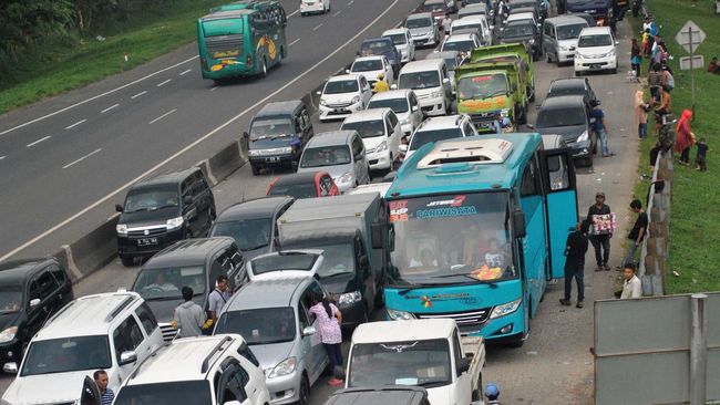 Jalur Puncak Macet Total, Akses dari Cianjur Ditutup Kemacetan di Puncak mencapai belasan kilometer. Pengguna jalan diarahkan menggunakan jalur alternatif Jonggol - Sukabumi.