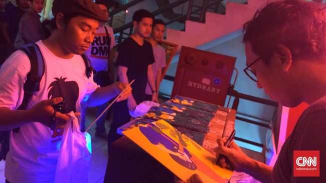 Vokalis sekaligus programmer Goodnight Electric Henry Irawan mengatakan hanya menyebarkan 300 copy dengan harga Rp325 ribu per keping.