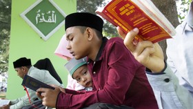 Warga Aceh Berzikir di Kuburan Massal Korban Tsunami