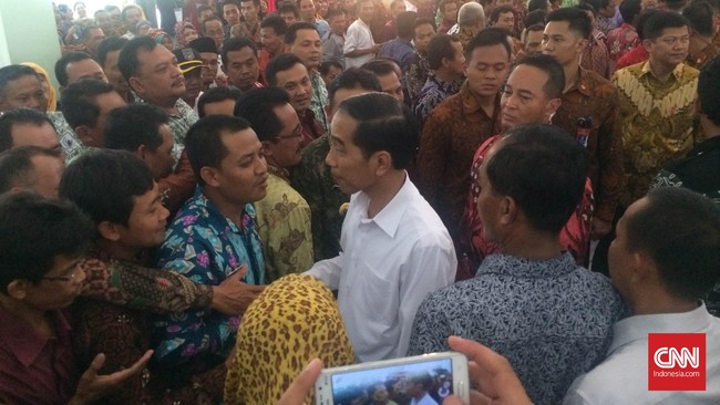 Presiden Joko Widodo mewajibkan kepala desa mengumumkan rincian penerimaan dan penggunaan dana desa agar dana itu digunakan secara tepat.