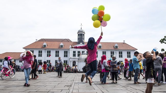 DKI Perpanjang Penutupan Tempat Wisata Demi Cegah Corona Pemprov DKI Jakarta memperpanjang penutupan tempat wisata selama 17 hari atau hingga 19 April mendatang.