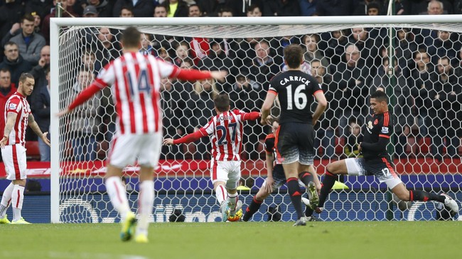 Posisi Louis van Gaal semakin dalam ancaman setelah Manchester United tumbang 0-2 dari Stoke City pada lanjutan Liga Primer di Stadion Britannia, Sabtu (26/12).