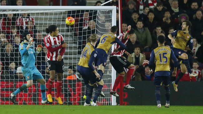 Arsenal membuang peluang untuk memuncaki klasemen Liga Primer Inggris setelah kalah 0-4 dari Southampton di Stadion St. Mary's, Sabtu (26/12).