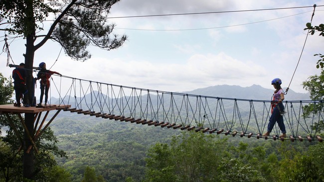 Menikmati indahnya pemandangan alam dari bukit fenomenal Kali Biru di Kulon Progo, Jawa Tengah.