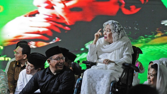 Istri mendiang Gus Dur, Sinta Nuriyah Wahid mendesak agar pemerintah melakukan evaluasi deradikalisasi dan memberikan rasa aman usai serangan bom di Surabaya.