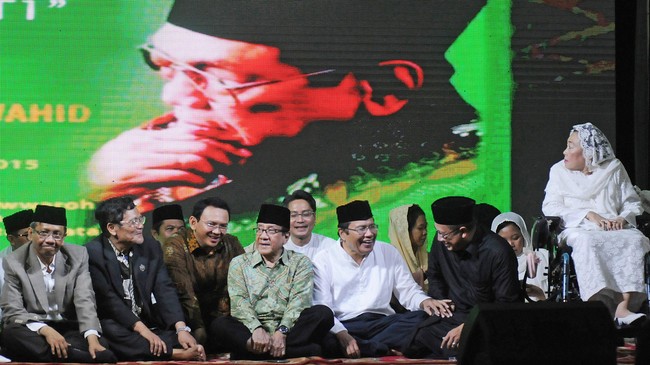 Akbar dan Golkar tak bisa dipisahkan. Tahun 2001, kala Gus Dur mengeluarkan dekrit pembubaran DPR dan Golkar, Akbar bereaksi keras. Gus Dur akhirnya jatuh.