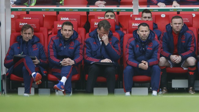 Louis van Gaal kesal karena gaya duduk dan diam miliknya di pinggir lapangan mendapat kritikan dari para pendukung Manchester United.
