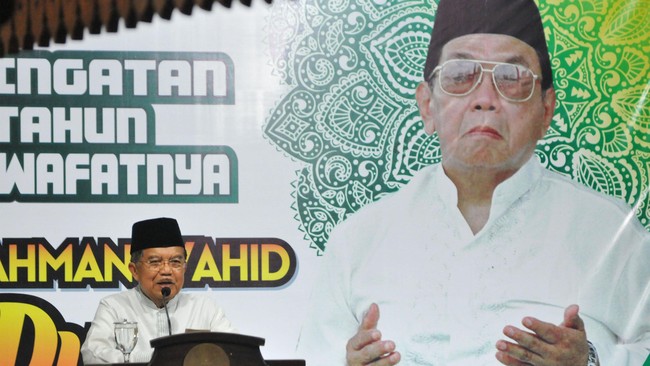 Menko Polhukam Luhut Binsar Pandjaitan akan membahas pemberian gelar pahlawan nasional untuk Abdurrahman Wahid dan Soeharto dengan Presiden Joko Widodo.