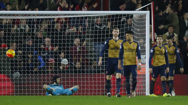 Petr Cech mampu berkomunikasi dalam lima bahasa dan hal itu memudahkannya untuk berkoordinasi di lini pertahanan Arsenal.