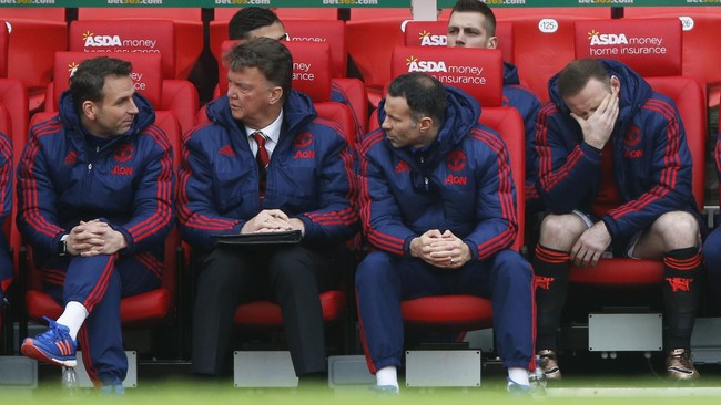 Louis van Gaal menyatakan bahwa para pemain memiliki tugas paling berat di atas lapangan sehingga tak seharusnya diejek.