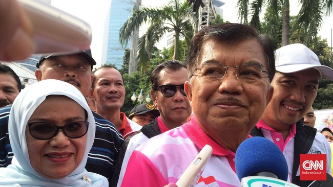 Politisi senior Partai Golkar Jusuf Kalla akan berusaha mendamaikan kedua kubu yakni Aburizal Bakrie dan Agung Laksono sampai batas waktu Maret mendatang.
