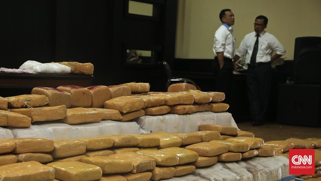 Sebanyak 15 karung daun ganja kering dan enam bata ganja kering siap edar, disimpan dalam sebuah rumah di Kampung Boga Salam, Cikarang Pusat, Bekasi.