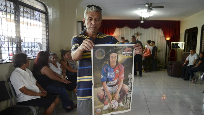 Mantan bek internasional El Salvador, Alfredo Pacheco, ditemukan tewas karena tembakan setelah meninggalkan sebuah stasiun pengisian bahan bakar.