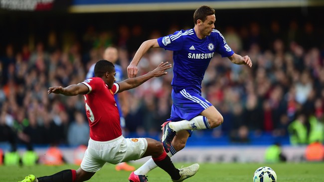 Kekalahan empat kali berturut-turut membuat posisi Manchester United terperosok ke papan tengah, sementara Chelsea masih berada di papan bawah klasemen liga.