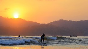 Keindahan Berolahraga Selancar di Pulau Merah