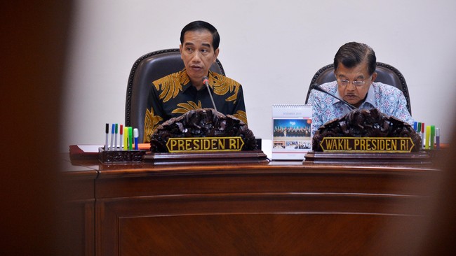 Adanya silang pendapat antara pengembangan melalui laut dan daratan membuat Jokowi berencana mengundang Inpex Corporation dan Royal Dutch Shell.