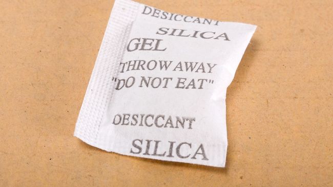 Daripada dibuang, sebungkus silica gel bisa dimanfaatkan untuk banyak hal lainnya, misalnya menyelamatkan ponsel basah sampai menjaga kilap perhiasan.