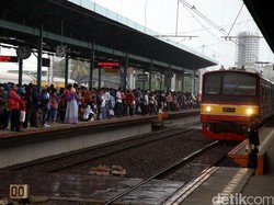 Perjalanan KRL Stasiun Jakarta Kota-Priok Terganggu Imbas Kebakaran Rumah