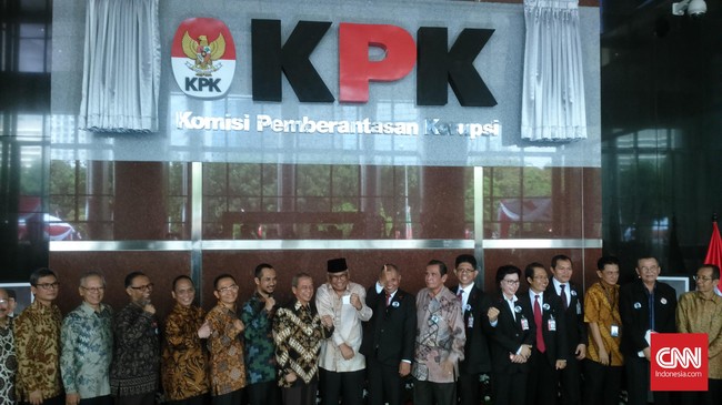 Hong Kong dengan penduduk 8 juta jiwa memiliki 7 cabang lembaga antikorupsi, 1.200 penyidik. KPK hanya memiliki 150 penyidik dan tak punya cabang satu pun.