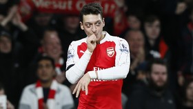 Oezil Sebut Leicester Sulit Dibendung