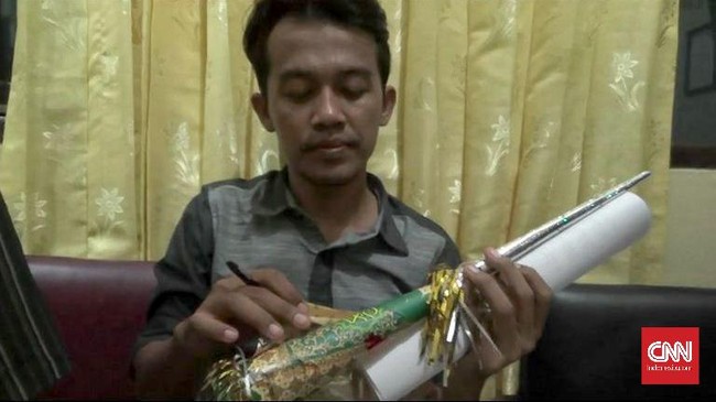 CV Ashfri tak mengerjakan 14.400 terompet pesanan Alfamart di kantor mereka di Semarang. Mereka menyerahkan pengerjaan kepada dua pengrajin di Wonogiri.