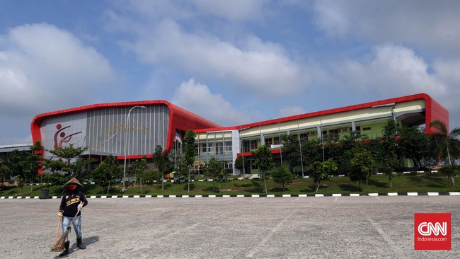 Warga mengeluh pengelola gelanggang olahraga Jakabaring tidak serius, padahal sudah mengenakan tarif untuk biaya masuk ke kompleks itu.
