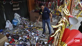 Polisi Borong Terompet untuk Cek Bagian Dalam