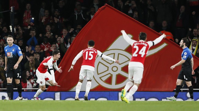 Arsenal berhasil menggeser Leicester City dari puncak klasemen sementara Liga Primer Inggris setelah mengalahkan Bournemouth 2-0 di Stadion Emirates.