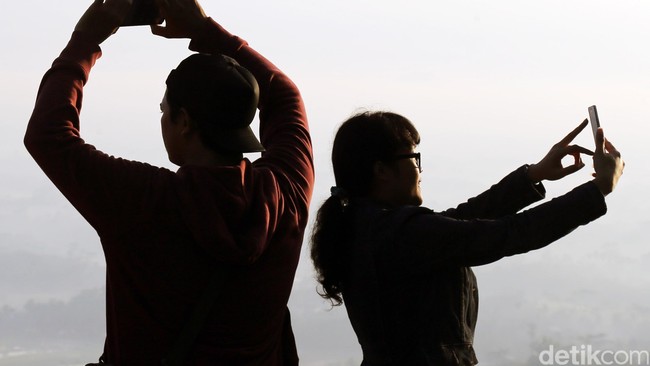 Tiga pelajar yang hanyut terseret arus sungai ketika mereka asyik berfoto selfie di bawah jembatan Hutan Tinjomoyo, Kota Semarang ditemukan meninggal dunia.