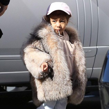 Penampilan North West Pakai Topi Asli Michael Jackson di Pesta Disorot